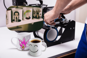 Designer trabalhando em Arte Gráfica criativas para produtos personalizados, simbolizando o sucesso de um negócio de personalização.