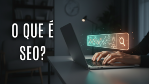 Mãos digitando em um notebook com uma barra de pesquisa brilhante flutuando, ilustrando o que é SEO e o poder de ser encontrado no Google.