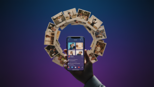 Imagem de capa explicando o que significa TBT nas redes sociais, com smartphone e fotos antigas em estilo nostalgia.